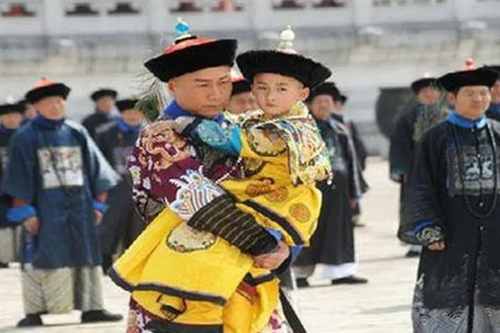 Vào thời vua Đường Kính Tông, thái giám Lưu Quang rất được vua tin sủng. Nhưng hắn ta lại không dốc lòng vì Hoàng đế mà chỉ tìm cách bành trướng thế lực của bản thân, sau này còn đưa con nuôi của mình là Lưu Khắc Minh vào quan làm thái giám nhưng lại giúp hắn thoát khỏi việc bị tịnh thân.