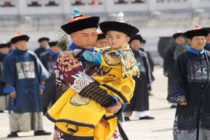 Vào thời vua Đường Kính Tông, thái giám Lưu Quang rất được vua tin sủng. Nhưng hắn ta lại không dốc lòng vì Hoàng đế mà chỉ tìm cách bành trướng thế lực của bản thân, sau này còn đưa con nuôi của mình là Lưu Khắc Minh vào quan làm thái giám nhưng lại giúp hắn thoát khỏi việc bị tịnh thân.