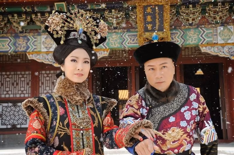 Hoàng hậu mỗi đêm không thể chịu nổi nỗi khổ tương tư, liền hạ lệnh đưa Cao Bồ Tát vào cung. Vì để che mắt người ngoài và dễ bề hành xử, cho nên bà đã để Cao Bồ Tát giả làm thái giám, trở thành người hầu cận bên mình. 