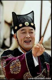 Lưu Khắc Minh từ nhỏ đã lớn lên bên cạnh thái giám, tuy bản thân hoàn hảo vô khuyết nhưng mỗi hành động cử chỉ lời nói của hắn lại chẳng khác gì một thái giám thực thụ, hơn thế người này còn có tài diễn kịch.