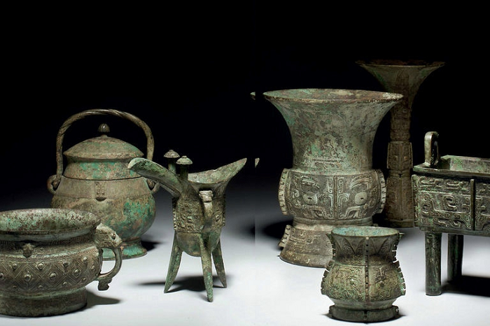  2. Bình Á Húc: Chiếc bình đồng hình lục giác này dùng để đựng rượu, nặng 21,4 kg, rộng 38 cm và cao 45,5 cm. Bốn mặt đều có tay cầm được tạo hình đầu voi và trang trí bằng hình những động vật trong truyền thuyết. Thân bình có họa tiết rồng, thú vật và sấm sét.