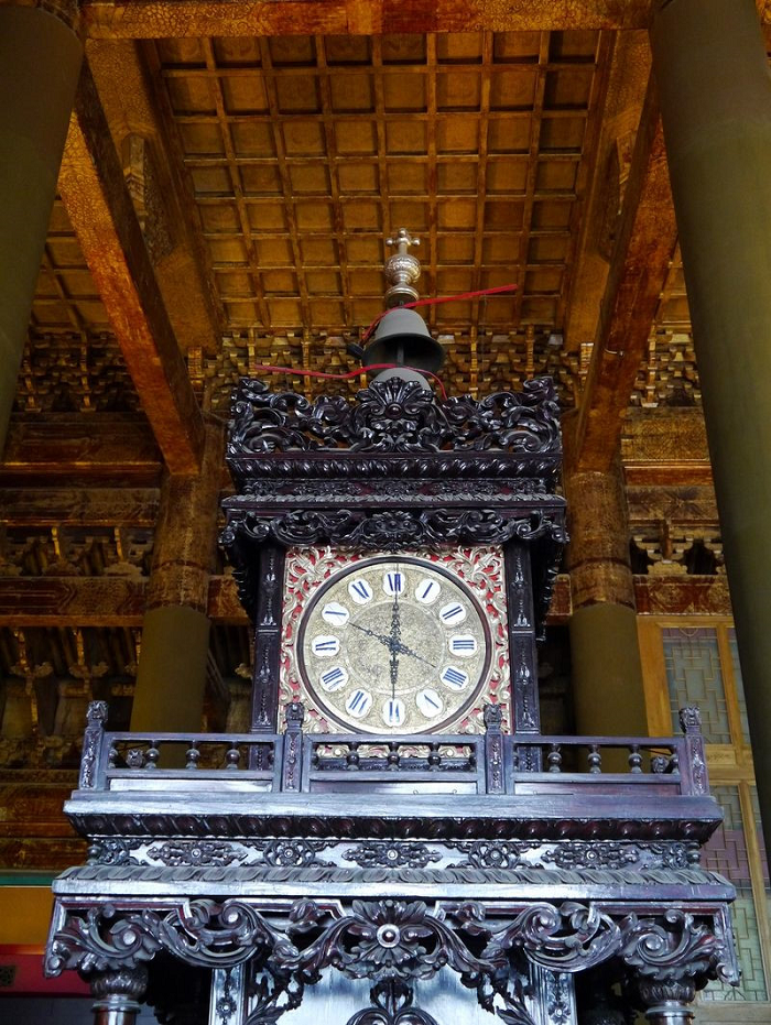  4. Đồng hồ sơn mài đen: Đây là hiện vật có giá trị nhất trong bộ sưu tập đồng hồ của bảo tàng. Các nghệ nhân thời vua Càn Long phải mất 5 năm để hoàn thành chiếc đồng hồ, chủ yếu tập trung vào chế tác bảy hệ thống động cơ chỉ giờ và đánh chuông hoàn hảo nhất.