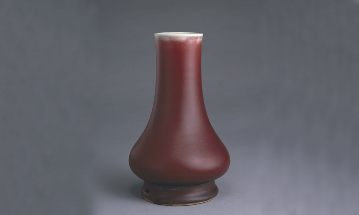  12. Bình gốm đỏ lò Lang: Lò nung thuộc triều đình thời Khang Hy nhà Thanh. Đáy bình tráng men trắng, khắc thơ của Càn Long, biểu lộ sự yêu mến, ngưỡng mộ của hoàng đế Càn Long với bình gốm sứ đỏ chế tác tại Cảnh Đức Trấn.