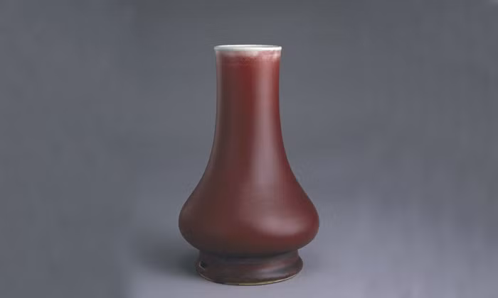  12. Bình gốm đỏ lò Lang: Lò nung thuộc triều đình thời Khang Hy nhà Thanh. Đáy bình tráng men trắng, khắc thơ của Càn Long, biểu lộ sự yêu mến, ngưỡng mộ của hoàng đế Càn Long với bình gốm sứ đỏ chế tác tại Cảnh Đức Trấn.