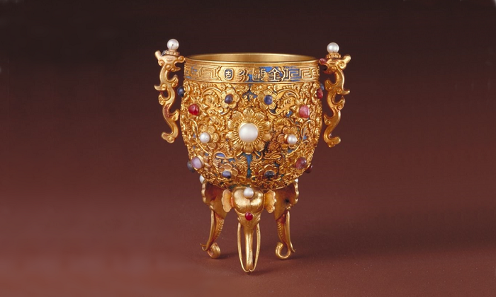 5. Cốc Kim Âu Vĩnh Cố: Vua Càn Long đã ra lệnh cho thợ thủ công sử dụng những vật liệu quý giá nhất để chế tác cốc vàng này. Nó được các hoàng đế nhà Thanh sau này coi là pháp bảo quý giá của tổ tiên và thường sử dụng vào lễ khai bút đầu năm mới.