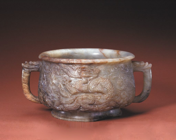  7. Thanh ngọc vân long văn lư (Lư hoa văn rồng mây ngọc bích): Lư được chế tác vào đời nhà Tống (960-1279), cao 7,9 cm, đường kính 12,8 cm, chất liệu ngọc tự nhiên. Thân lư được khắc hoa văn rồng bay, mây vũ và nước biển, dưới đáy lư còn khắc một bài thơ 7 chữ của vua Càn Long.