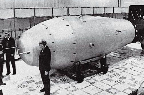  Bom hạt nhân mạnh nhất là bom khinh khí, một phiên bản nâng cấp của bom khinh khí về mặt lý thuyết có thể đạt sức công phá hơn 10 tỷ tấn thuốc nổ. Quả bom hạt nhân lớn nhất từng được kích nổ trong lịch sử là bom khinh khí Sa hoàng do Liên Xô cho nổ năm 1961. Đương lượng nổ lên tới 5.000 tấn TNT.