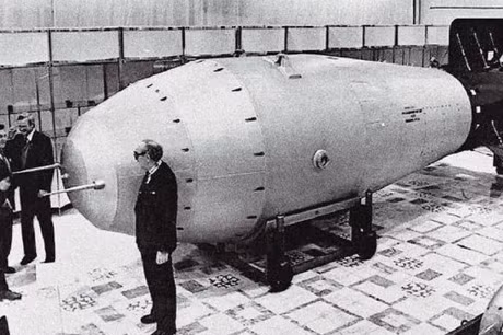  Bom hạt nhân mạnh nhất là bom khinh khí, một phiên bản nâng cấp của bom khinh khí về mặt lý thuyết có thể đạt sức công phá hơn 10 tỷ tấn thuốc nổ. Quả bom hạt nhân lớn nhất từng được kích nổ trong lịch sử là bom khinh khí Sa hoàng do Liên Xô cho nổ năm 1961. Đương lượng nổ lên tới 5.000 tấn TNT.