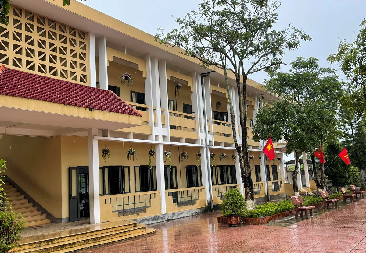  Bé 8 tuổi rơi từ tầng 2 trường học xuống đất: Theo lãnh đạo UBND xã Ích Hậu, huyện Lộc Hà (Hà Tĩnh), sự việc xảy ra lúc 7h15 ngày 22/9 tại trường Tiểu học Ích Hậu. Lúc này, em N.Đ.T. (8 tuổi, học sinh lớp 3) cùng một số bạn đứng chơi tại lan can của trường trước giờ vào học thì bất ngờ rơi từ tầng 2 xuống đất. Nạn nhân sau đó được giáo viên đưa đến Bệnh viện Đa khoa Hà Tĩnh cấp cứu trong tình trạng hôn mê, đa chấn thương. Được biết, thời điểm diễn ra vụ tai nạn đang có mưa, lan can trơn trượt nên đã khiến em T. trượt chân rơi xuống đất.