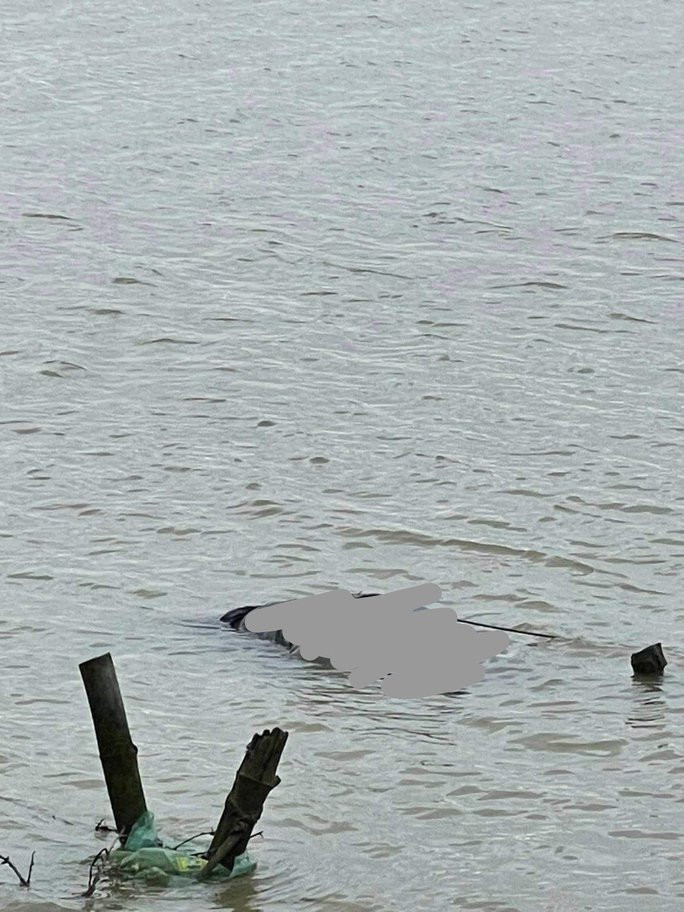  Tìm thấy thi thể nam thanh niên mất tích 2 ngày trước: Sáng 22/9, trong lúc ra sông Lam đoạn chảy qua xã Xuân Phổ, huyện Nghi Xuân, tỉnh Hà Tĩnh, người dân phát hiện thi thể một nam thanh niên đang nổi trên mặt nước. Sự việc nhanh chóng được người dân trình báo chính quyền địa phương. Nhận được tin báo, lực lượng chức năng đã nhanh chóng có mặt tại hiện trường. Nạn nhân được xác định là Trần Ngọc Bảo M. (SN 2004, ngụ TP Vinh, tỉnh Nghệ An). Cơ quan chức năng sau đó đã thông báo sự việc, bàn giao thi thể M. cho người nhà. Người nhà cho hay M. bỏ nhà đi từ tối 20/9. Gia đình sau đó đã tìm thấy dép của M. trên cầu Bến Thủy. Nghi có chuyện không hay, gia đình trình báo sự việc cho lực lượng chức năng để nhờ hỗ trợ tìm kiếm nhưng không có kết quả.