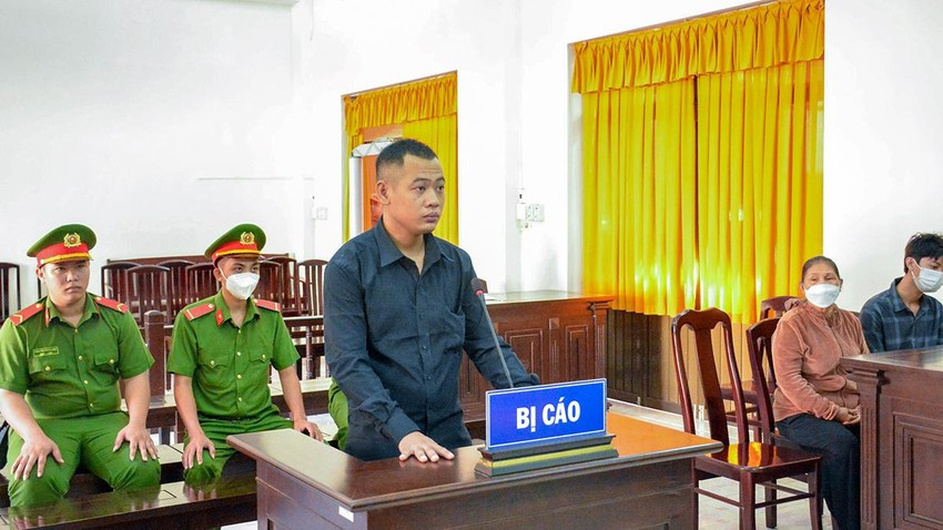  Tìm người phụ nữ từng mua dâm để sát hại, cướp tài sản: Ngày 22/9, TAND tỉnh Kiên Giang tuyên phạt Nguyễn Văn G (G là tên, không phải viết tắt, 22 tuổi, ngụ huyện Giồng Riềng) tử hình về tội giết người, chín năm tù về tội cướp tài sản. Tổng mức án là tử hình. Theo cáo trạng, do nợ tiền thua độ bóng đá, tối 13/7/2021, bị cáo G thuê một người chạy xe ôm chở từ huyện Hòn Đất (Kiên Giang) đến một quán cà phê ở phường An Hòa, TP Rạch Giá để tìm chị D., người phụ nữ từng mua dâm trước đó với âm mưu cướp tài sản. G sau đó đã sát hại và cướp của nạn nhân hơn 87 triệu đồng cũng nhiều tài sản khác. Sau đó biết không thể trốn thoát, G đã đến cơ quan chức năng để đầu thú.