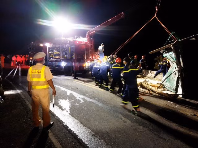  Bắt giam tài xế trong vụ TNGT khiến 4 người tử vong ở Huế: Sáng 22/9, nguồn tin từ VKSND tỉnh Thừa Thiên Huế cho biết, cơ quan này vừa phê chuẩn quyết định khởi tố vụ án, khởi tố bị can và bắt tạm giam đối với tài xế Huỳnh Văn Cường về hành vi phạm quy định khi tham gia giao thông đường bộ gây hậu quả nghiêm trọng. Trước đó vào khoảng 18h30 ngày 10/8, xe tải chở keo tràm do anh Huỳnh Văn Cường điều khiển lưu thông trên QL49 theo hướng từ A Lưới về TP. Huế (tỉnh Thừa Thiên Huế), khi đến đoạn Km72+750, thuộc địa phận huyện A Lưới, xe tải này va chạm với 2 xe máy đi ngược chiều. Sau cú va chạm, xe tải bị lật. Hậu quả vụ TNGT làm 4 người chết, 2 người bị thương, các phương tiện bị hư hỏng nặng.