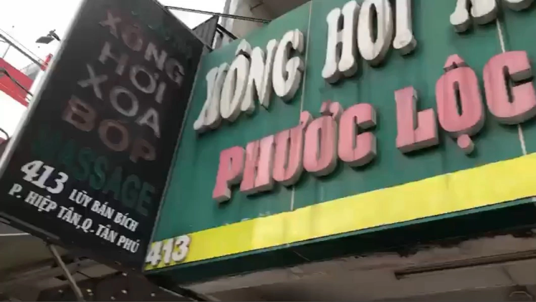  5 cặp nam nữ mua bán dâm trong 2 cơ sở massage ở TP.HCM: Ngày 22/9, Công an quận Tân Phú (TP HCM) đang củng cố hồ sơ để xử lý 5 cặp nam nữ mua bán dâm tại 2 cơ sở massage trên địa bàn. Trước đó, ngày 19/9, Công an TP.HCM phối hợp với Công an quận Tân Phú đồng loạt kiểm tra các cơ sở xông hơi, xoa bóp. Tới cơ sở Lộc Phát, cảnh sát bắt quả tang 3 cặp đôi đang mua bán dâm, còn cơ sở Phước Lộc Thọ có 2 cặp đang mua bán dâm với giá 600.000 đồng/lượt. Theo cảnh sát, 2 cơ sở massage trên do bà H.T.N. và em ruột là H.V.T. làm chủ, hoạt động từ năm cuối năm 2021 đến nay. Cảnh sát đang làm rõ vai trò của N., T. và những người liên quan trong việc các các cặp mua bán dâm.