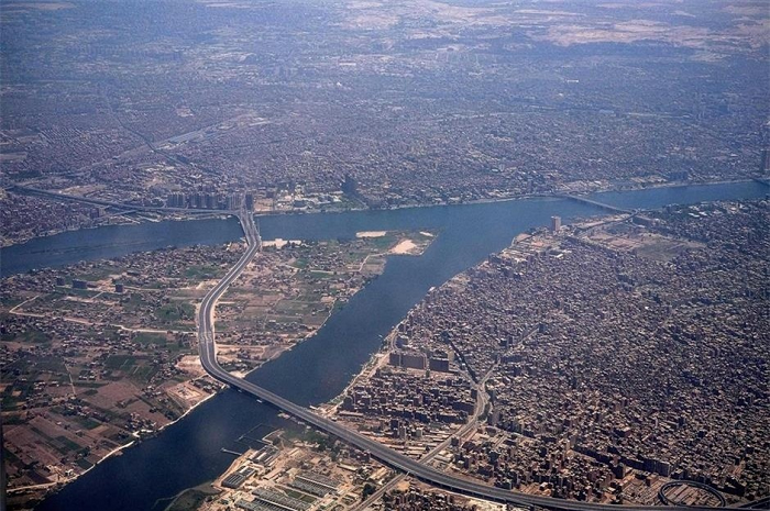  Cây cầu rộng nhất thế giới - Tahya Misr, Cairo, Ai Cập: Sách kỷ lục Guinness thế giới đã liệt kê Tahya Masr (tạm dich: "Ai Cập muôn năm") là cây cầu dây văng rộng nhất thế giới, soán ngôi cầu Port Mann (Canada). Còn được gọi là Rod El Farag, cây cầu bắc qua sông Nile ở thủ đô Cairo, mở cửa vào năm 2019 và có chiều rộng 67,3 m. Ảnh: Amir Makar. 