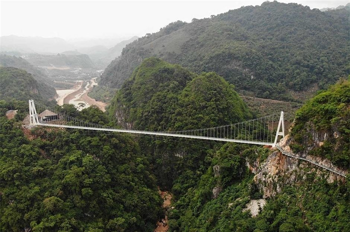  Cầu đáy kính dài nhất thế giới - Cầu Bạch Long, Sơn La, Việt Nam: Cây cầu đáy kính dài nhất thế giới này có thể chứa 450 du khách cùng lúc. Cầu dài 632 m, nằm lơ lửng 86 m so với mặt đất, có tầm nhìn tuyệt đẹp ra thiên nhiên rừng rậm xanh tốt. Ảnh: Nhac Nguyen. 