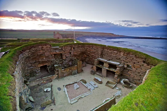  4. Skara Brae, Orkney, Scotland, Vương quốc Anh: Ngôi làng này nằm dưới ngọn đồi cát có tên Skara Brae qua nhiều thế kỷ. Đến năm 1850, gió mạnh và sóng dữ làm bờ cát sụp xuống, khiến khu dân cư thời tiền đồ đá mới này lộ ra. Tuy nhiên, mực nước biển dâng và bão mạnh do biến đổi khí hậu nơi đây có thể cuốn trôi Skara Brae nhanh như cách từng khiến nó lộ diện. (Ảnh: CNN) 
