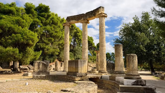  1. Olympia, Hy Lạp: Là một trong những địa điểm khảo cổ hàng đầu của Hy Lạp, thành phố cổ đại Olympia là nơi diễn ra Thế vận hội Olympic đầu tiên vào năm 776 trước Công nguyên. Những năm gần đây, thời tiết mùa hè nóng và khô đã dẫn đến cháy rừng tràn lan, thiêu rụi các khu vực xung quanh và xâm lấn một cách đáng lo ngại gần khu di tích. (Ảnh: Roughguides). 