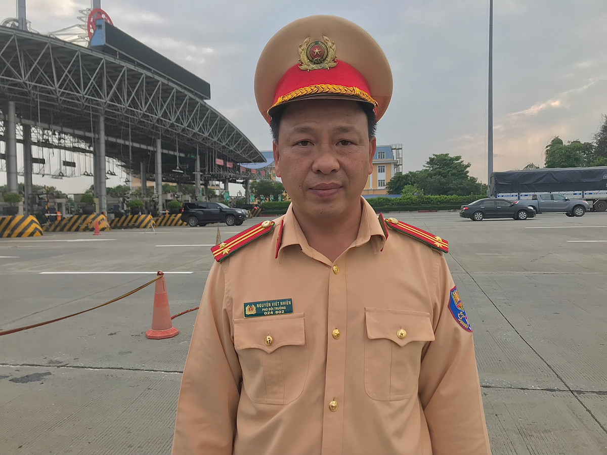 Trung tá Nguyễn Viết Nhiên, phó đội trưởng đội 3 CSGT Hà Nội cho hay: "Dự báo lượng phương tiện về quê nghỉ lễ rồi quay lại Thủ đô hôm nay tăng đột biến. Tuy nhiên, vào thời điểm hiện tại thì lượng phương tiện đã giảm, nguyên nhân có thể là do người dân đã tìm hiểu và đi vào các khung giờ khác nhau để tránh ùn tắc. Đơn vị đã xây dựng phương án và huy động 100% quân số, chốt trực tại các điểm có thể xảy ra ùn tắc để kịp thời xử lý các tình huống và tạo mọi điều kiện thuận lợi cho người dân trở về Thủ đô an toàn."