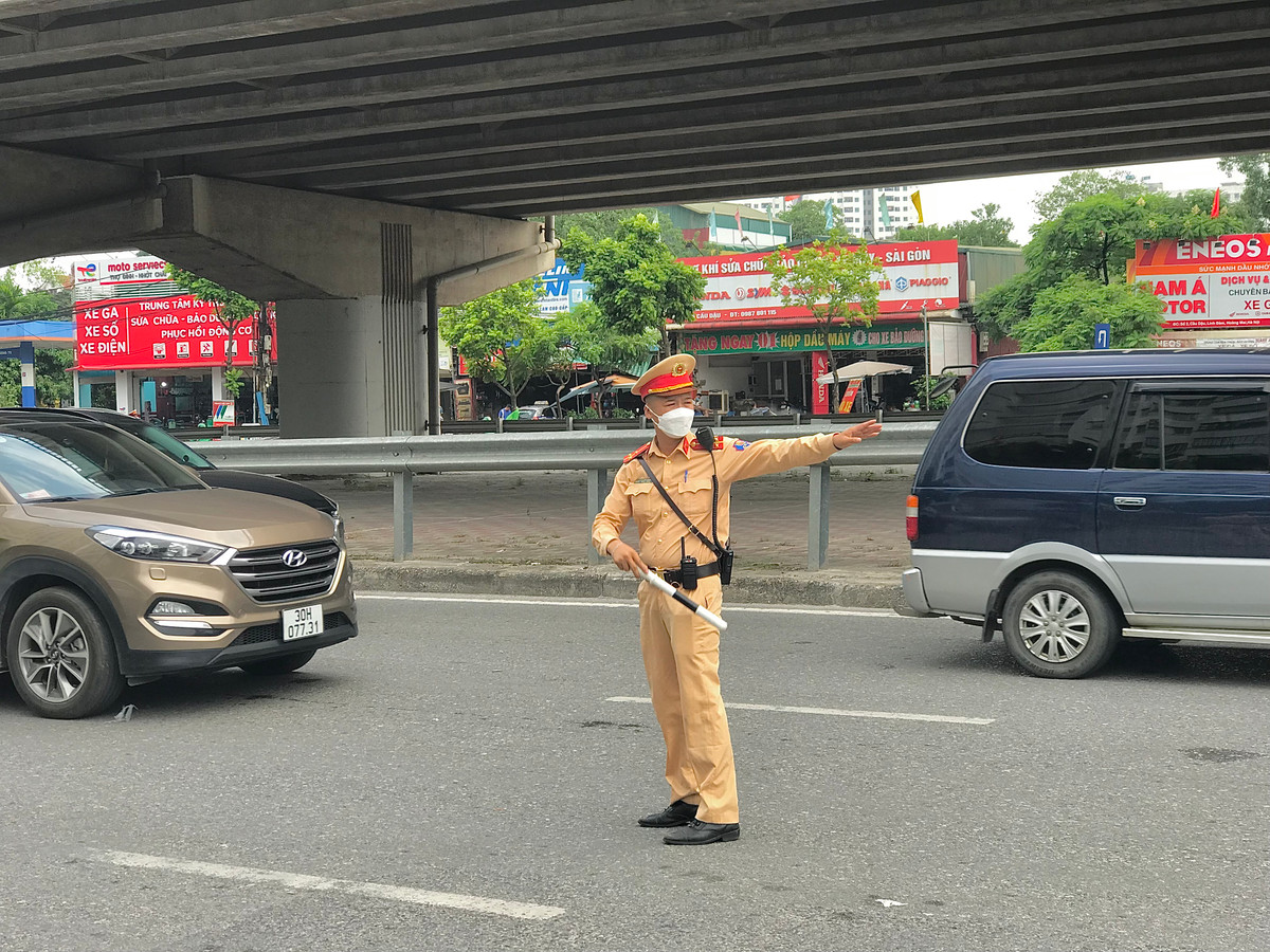 Khu vực qua bán đảo Linh Đàm, đã có lực lượng chức năng điều tiết giao thông nhưng các phương tiện vẫn di chuyển vô cùng khó khăn.