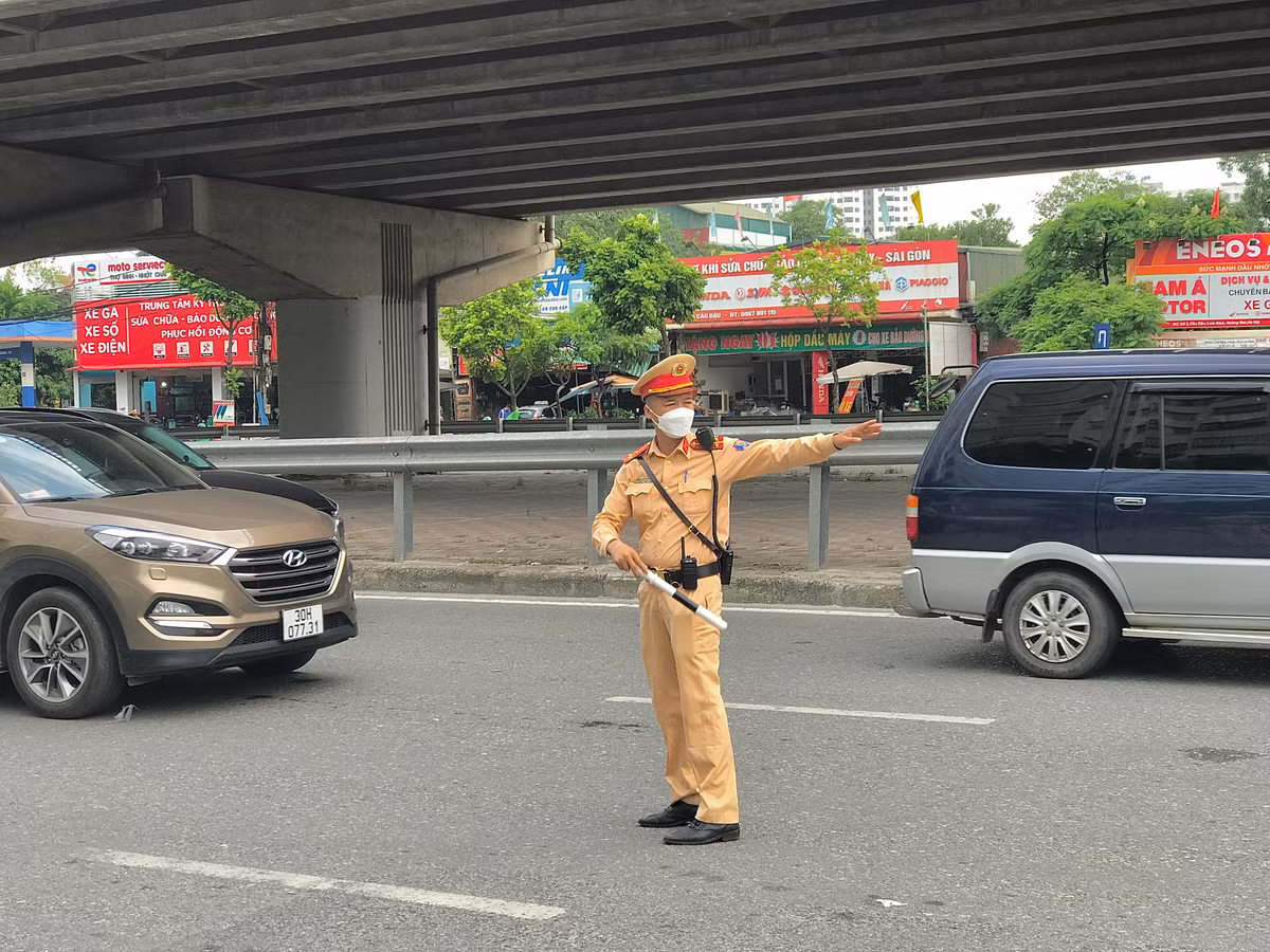 Khu vực qua bán đảo Linh Đàm, đã có lực lượng chức năng điều tiết giao thông nhưng các phương tiện vẫn di chuyển vô cùng khó khăn.