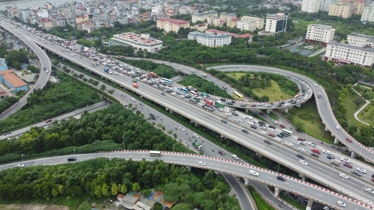 Sau 3 ngày nghỉ lễ giao thông thông thoáng, chiều nay nhiều tuyến đường nội đô Hà Nội lại đông đúc, ùn tắc.