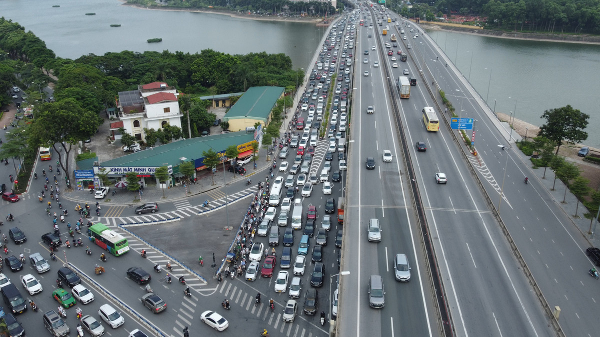 Tại đường Vành đai 3 trên cao đoạn Linh Đàm chiều vào thành phố, các phương tiện chen chúc nhau.