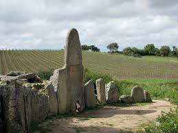  3. Leacht Abhartach: Câu chuyện về Abhartach nhỏ bé là câu chuyện cổ nhất ở vùng Tây Âu, ở vùng đất Giant’s Grave - vùng đất ma cà rồng, Ai-len. Nơi yên nghỉ của một trong những ma cà rồng đầu tiên nằm giữa Dungiven và Garvagh.