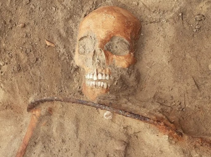 Còn ở Gliwice, khi đang mở đường thì họ tìm thấy bốn bộ xương với cách chôn cất y hệt. Tất cả đều bị chặt đầu, và để hộp sọ dưới chân.