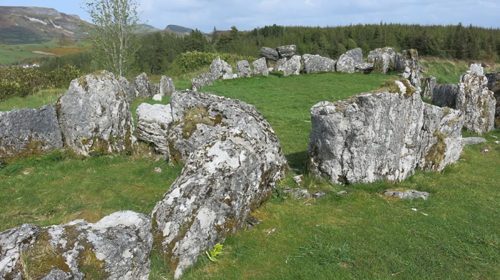 Theo câu chuyện thì Abhartach là một thầy phù thủy tàn bạo và hắn được người ta nói cho rằng vợ hắn đang ngoại tình. Để bắt vợ và người tình, hắn đã trèo lên mái nhà và cố đi trên gờ cửa sổ. Nhưng trước khi kịp nhìn thấy điều gì, hắn trượt chân ngã và chết. Có người khác thì lại nói hắn bị giết bởi đối thủ.