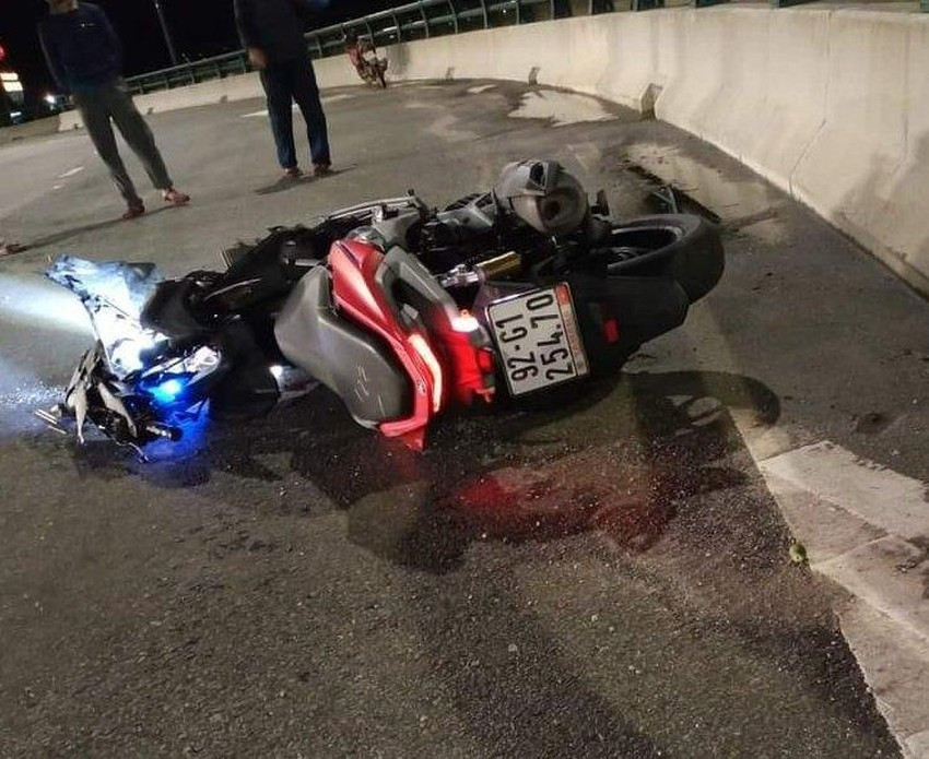  Xe máy tông vào lan can cầu, nam thanh niên tử vong: Sáng 15/9, Công an huyện Núi Thành (Quảng Nam) cho biết, trên địa bàn vừa xảy ra vụ tai nạn làm một người tử vong. Theo thông tin ban đầu, vào 21h10 ngày 14/9, anh Võ Văn Dũng (23 tuổi, ngụ xã Quế Cường, huyện Quế Sơn, Quảng Nam) chạy xe máy trên QL 1 theo hướng Nam – Bắc. Khi đến thôn Mỹ Bình (xã Tam Hiệp, huyện Núi Thành) thì mất lái, tông thẳng vào lan can cầu, tử vong tại chỗ. Công an huyện Núi Thành sau đõ đã có mặt tại khám nghiệm hiện trường, điều tra nguyên nhân vụ việc.