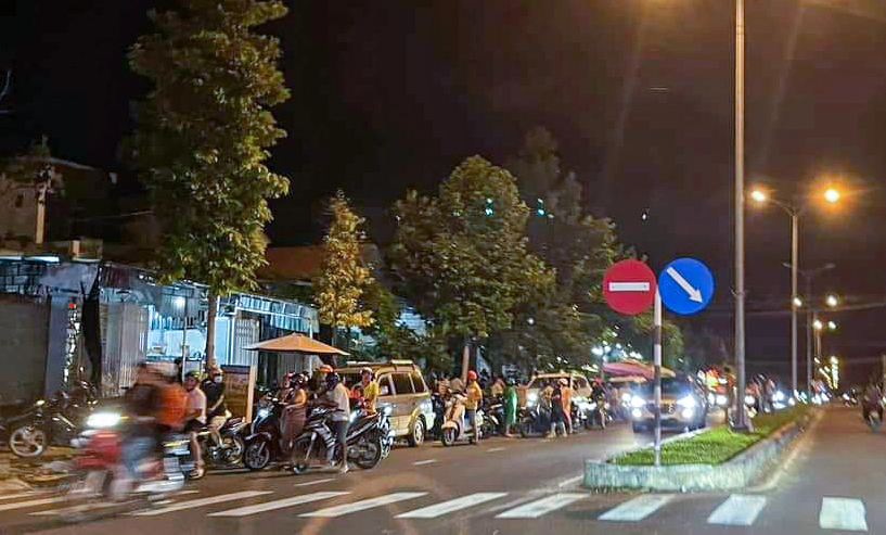  Hai vợ chồng tử vong trong căn nhà bị cháy: Khoảng 17h ngày 14/9, người dân phát hiện căn nhà trên đường Lê Duẩn, TP Cam Ranh bị cháy. Nhiều người tiếp cận hiện trường nhưng ngôi nhà bị khóa từ bên trong. Sau khi phá cửa, họ phát hiện 2 người nằm bất động. Hai nạn nhân sau đó được xác nhận là anh Trần Văn Thơm (32 tuổi) và vợ là chị Nguyễn Thủy Tiên (22 tuổi). Theo thông tin ban đầu, hiện trường nơi xảy ra vụ cháy có mùi xăng. Nguyên nhân vụ cháy đang tiếp tục được điều tra làm rõ.