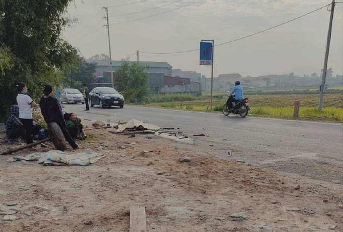  Xe tải tông chết người phụ nữ rồi bỏ trốn: Vào khoảng 5h ngày 15/9, bà Bùi Thị T. (SN 1963; ngụ thôn Đồng Mực, xã Vĩnh Hùng, huyện Vĩnh Lộc, tỉnh Thanh Hóa) đang điều khiển xe kéo tới gần cây xăng xã Định Tân (huyện Yên Định) thì bất ngờ bị một chiếc ôtô tải (chưa rõ biển số và người điều khiển) phía sau tông trúng khiến bà T. ngã ra đường và bị xe tải cán tử vong. Tài xế sau đó đã bỏ trốn khỏi hiện trường. Hiện công an tỉnh Thanh Hoá đang trích xuất camera để truy tìm tài xế gây tai nạn.