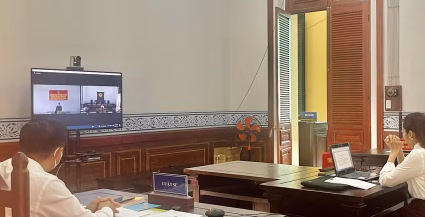  Nữ nhân viên chiếm đoạt tài sản của chủ tiệm vàng: Ngày 30/9, TAND TP HCM xét xử trực tuyến, tuyên phạt Trần Thị Bích Vinh (sinh năm 1969, quê Bình Định) 12 năm tù về tội lạm dụng tín nhiệm chiếm đoạt tài sản. Tòa buộc bị cáo phải bồi thường 600 triệu đồng và 25 lượng vàng SJC. Hồ sơ thể hiện năm 2004, Vinh đến làm công cho bà H.T.X.N. tại tiệm vàng Bảo Ngọc (quận 5). Khoảng tháng 8/2007, do tin tưởng Vinh là cháu của đối tác, bà N đã giao cho Vinh hàng ngày đến tiệm vàng Kim Sen để lấy tiền lãi. Tới chiều 29/12/2007, bà N nhờ Vinh đi lấy 100 triệu đồng và 25 lượng vàng SJC, tuy nhiên sau khi lấy tiền, Vinh đã bỏ trốn. Được biết, ngoài số tiền được giao đi lấy, Vinh còn nhiều lần đi lấy tiền dưới danh nghĩa của bà N. khi chưa có sự cho phép. Đến ngày 30/12/2021, Vinh bị bắt theo lệnh truy nã.