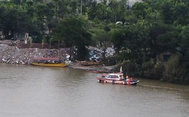  Công an Hà Nội tìm kiếm nam thanh niên nhảy cầu Nhật Tân: Trưa 30/9, Công an quận Tây Hồ (Hà Nội) nhận tin báo nghi có người bỏ lại xe máy trên cầu Nhật Tân rồi nhảy xuống sông tự tử. Tại hiện trường, nạn nhân nghi nhảy cầu bỏ lại xe máy biển kiểm soát 29L1- 764.63, một điện thoại di động, một ví màu nâu, bên trong có căn cước công dân mang tên V.V.T. (SN 1992, ở thôn Tam Đa, xã Triệu Lộc, huyện Hậu Lộc, Thanh Hoá) cùng một số giấy tờ khác và 740.000 đồng. Nghi vấn anh T. nhảy cầu tự tử, Công an quận Tây Hồ xin chi viện từ Đội Cảnh sát giao thông số 2, Phòng Cảnh sát giao thông (Công an TP Hà Nội) tìm kiếm khu vực sông Hồng. Đồng thời, công an liên hệ với gia đình anh T. để cùng phối hợp giải quyết. Hiện công tác tìm kiếm nam thanh niên được triển khai trên khúc sông Hồng thuộc địa bàn quận Tây Hồ, huyện Đông Anh và mở rộng ra phía hạ lưu xuôi về khu vực cầu Chương Dương.