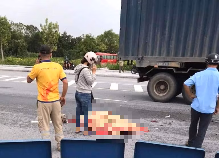  Va chạm với ô tô tải, người đàn ông tử vong tại chỗ: chiều 29/9 trên QL18A đoạn chạy qua địa bàn xảy ra vụ tai nạn giao thông thương tâm giữa xe máy và ô tô tải khiến người đàn ông 56 tuổi tử vong tại chỗ. Theo đó, trước khi xảy ra vụ tai nạn, ông Hoàng Văn H. (SN 1966, trú tại phường Phương Đông, TP. Uông Bí) điều khiển xe máy BKS 14Y1-312.xx lưu thông trên QL18A hướng từ TP. Uông Bí về thị xã Đông Triều. Khi đi đến địa bàn phường Phương Đông (TP. Uông Bí), xe của ông H. bất ngờ xảy ra va chạm với xe ô tô tải BKS 92C-114.xx do anh Nguyễn Văn N. (SN 1983, trú tại phường Yên Thanh, TP. Uông Bí) điều khiển chiều ngược lại và đang chuyển hướng rẽ trái để đi vào Yên Tử. Cú va chạm mạnh giữa xe máy và ô tô tải khiến ông H. tử vong tại chỗ và 2 phương tiện hư hỏng.