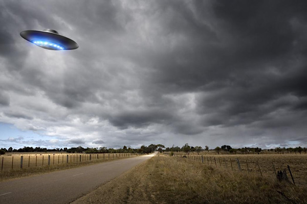 9. Vào năm 1952, Trung sĩ không quân Hoàng gia Anh Roland Hughes đang lái máy bay quay về căn cứ sau khi hoàn thành một đợt bay tập huấn thì bất ngờ trông thấy một vật thể hình dạng như chiếc dĩa màu bạc bay sát theo sau.