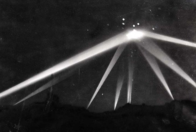 10. Vào năm 1942, vài tháng sau vụ tấn công Trân Châu Cảng, tại thủ phủ phim ảnh thế giới Hollywood - Los Angeles, người ta hạn định xê ri công luận phát ra từ một đồ vật bay vô định. Tuy nhiên, những luồng công luận này tắt sau đó và sự kiện này vẫn nằm trong vòng bí ẩn cho đến nay.