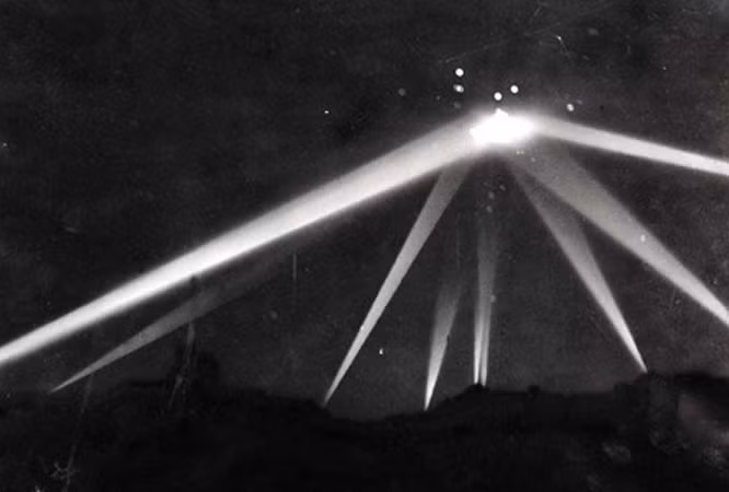 10. Vào năm 1942, vài tháng sau vụ tấn công Trân Châu Cảng, tại thủ phủ phim ảnh thế giới Hollywood - Los Angeles, người ta hạn định xê ri công luận phát ra từ một đồ vật bay vô định. Tuy nhiên, những luồng công luận này tắt sau đó và sự kiện này vẫn nằm trong vòng bí ẩn cho đến nay.