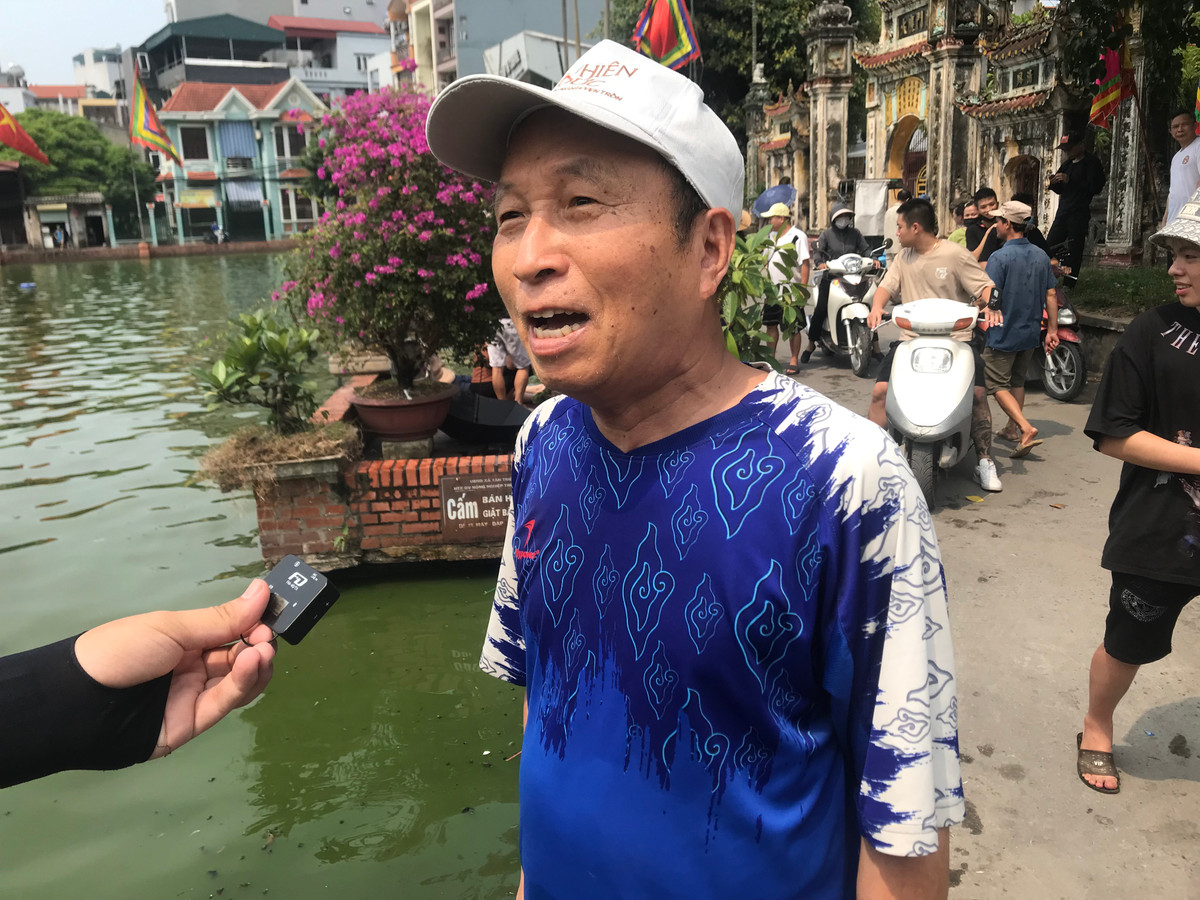 "Bác thấy rất là tự hào về lễ hội bắt vịt tại ao chùa Làng Triều Khúc. Đây là phong tục truyền thống của làng, không phải nơi nào cũng có. Hàng năm cứ đến thời điểm này là tổ chức. Đây là một hoạt động giúp cho tình nghĩa xóm làng đi lên, đoàn kết với nhau hơn.", bác Hoàng Trung Trinh, người dân làng Triều Khúc chia sẻ.