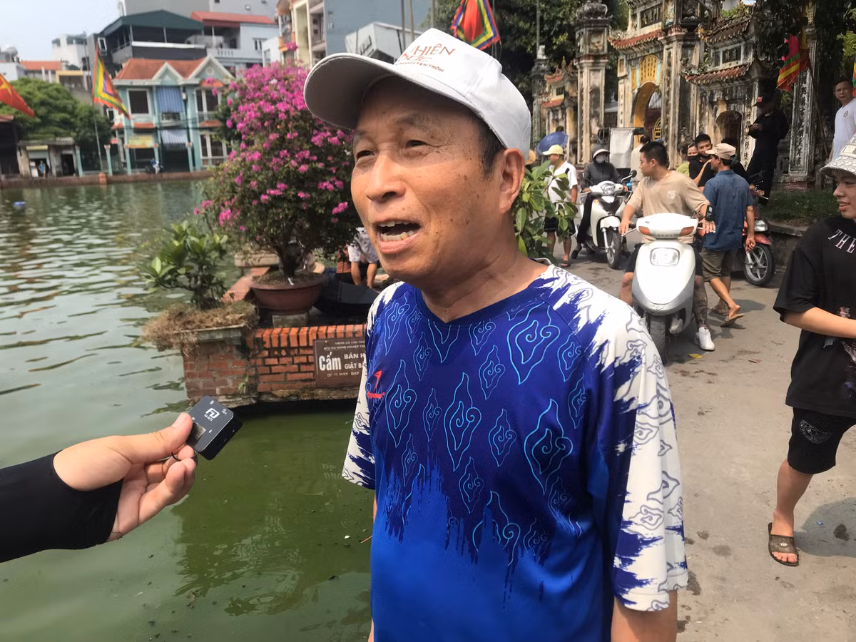 "Bác thấy rất là tự hào về lễ hội bắt vịt tại ao chùa Làng Triều Khúc. Đây là phong tục truyền thống của làng, không phải nơi nào cũng có. Hàng năm cứ đến thời điểm này là tổ chức. Đây là một hoạt động giúp cho tình nghĩa xóm làng đi lên, đoàn kết với nhau hơn.", bác Hoàng Trung Trinh, người dân làng Triều Khúc chia sẻ.