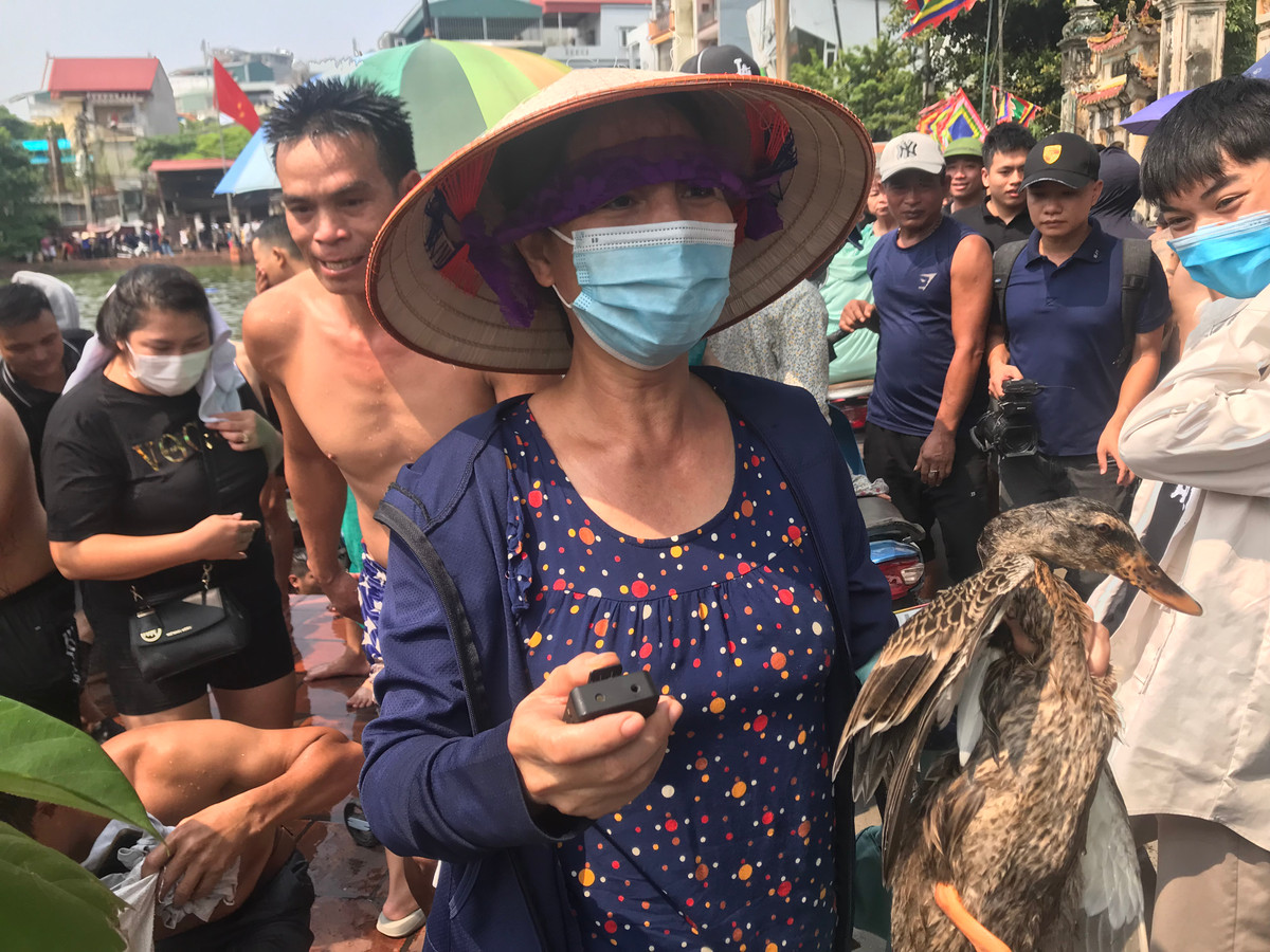 Quán quân cuộc thi năm nay cho biết, đây là lần đầu tiên nhà bà bắt được vịt. Bà thấy rất may mắn và xúc động.