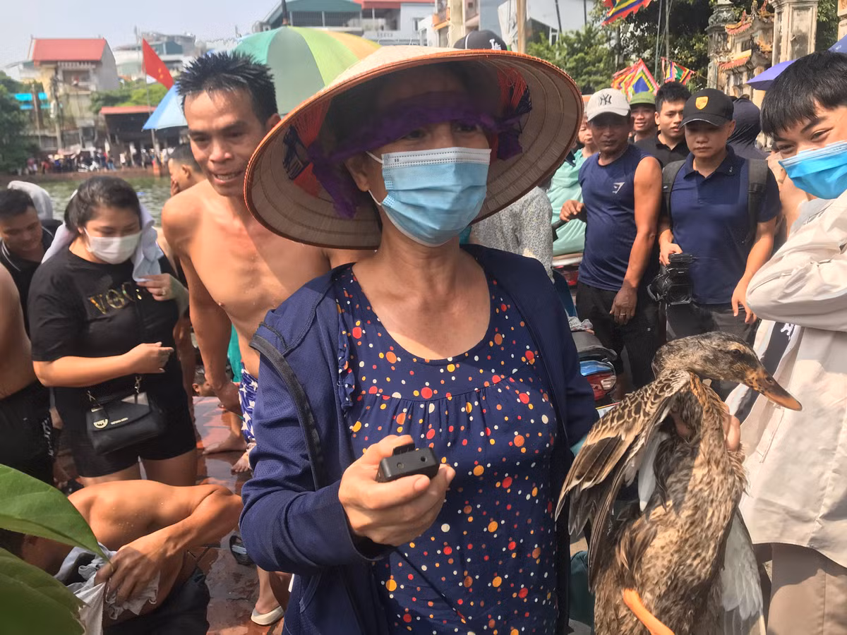 Quán quân cuộc thi năm nay cho biết, đây là lần đầu tiên nhà bà bắt được vịt. Bà thấy rất may mắn và xúc động.