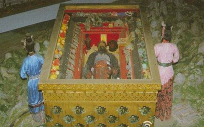 Còn nô tì, cung nữ với ông lại không có tác dụng gì ngoài việc hầu hạ ông, nên đã trực tiếp ra lệnh bắt họ tuẫn táng. Nếu thật sự như vậy thì Tần Thủy Hoàng quả là một vị hoàng đế tàn nhẫn trong những năm cuối đời.