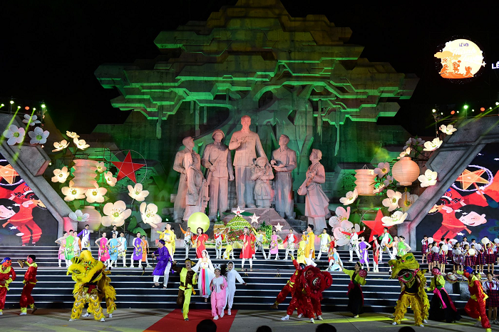 Lễ khai mạc tối 4/9 rồi kéo dài tới Rằm Trung thu, nhưng trên thực tế không khí lễ hội đã xuất hiện trước đó cả tuần với các hoạt động rước đèn trên phố, tổ chức các trò chơi dân gian.