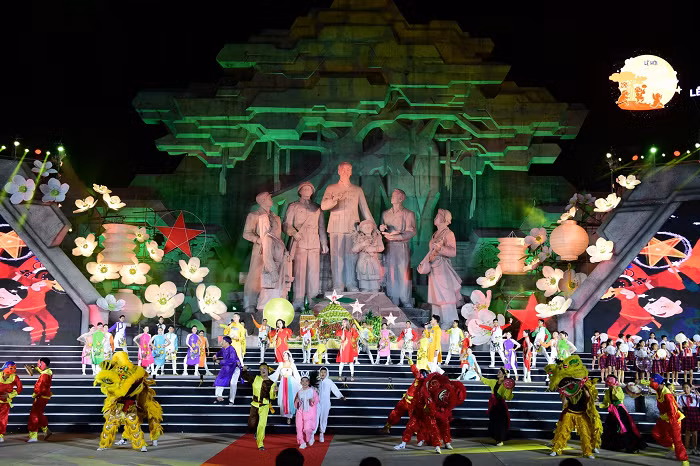 Lễ khai mạc tối 4/9 rồi kéo dài tới Rằm Trung thu, nhưng trên thực tế không khí lễ hội đã xuất hiện trước đó cả tuần với các hoạt động rước đèn trên phố, tổ chức các trò chơi dân gian.