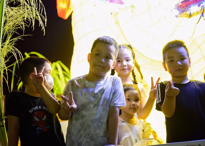 Niềm vui của các em nhỏ được bố mẹ cho lên xe mô hình.