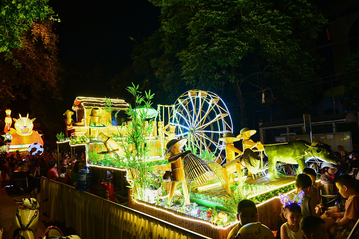 Lễ hội Thành Tuyên là lễ hội thường niên của tỉnh Tuyên Quang vào dịp Tết Trung thu, những mô hình đèn Trung thu khổng lồ. Mỗi tổ, mỗi phường, người dân đều chung sức chung lòng làm những mô hình đặc sắc, theo các chủ đề như Linh vật phương Đông, Anh hùng sử Việt, câu chuyện dân gian...