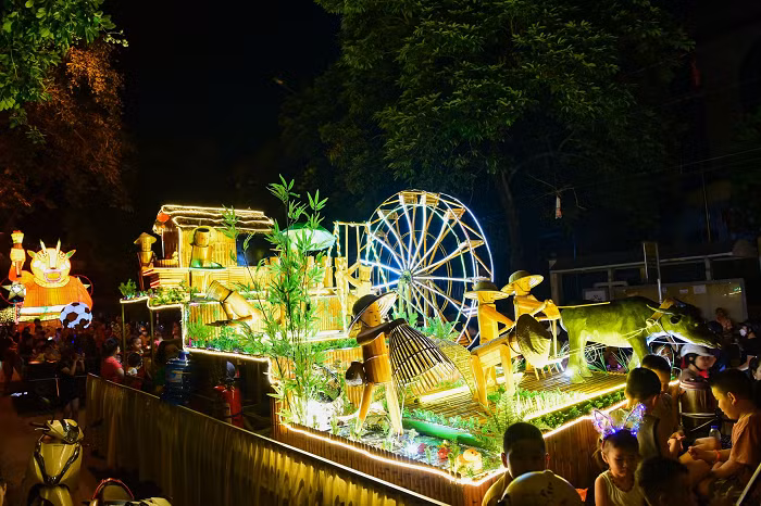 Lễ hội Thành Tuyên là lễ hội thường niên của tỉnh Tuyên Quang vào dịp Tết Trung thu, những mô hình đèn Trung thu khổng lồ. Mỗi tổ, mỗi phường, người dân đều chung sức chung lòng làm những mô hình đặc sắc, theo các chủ đề như Linh vật phương Đông, Anh hùng sử Việt, câu chuyện dân gian...