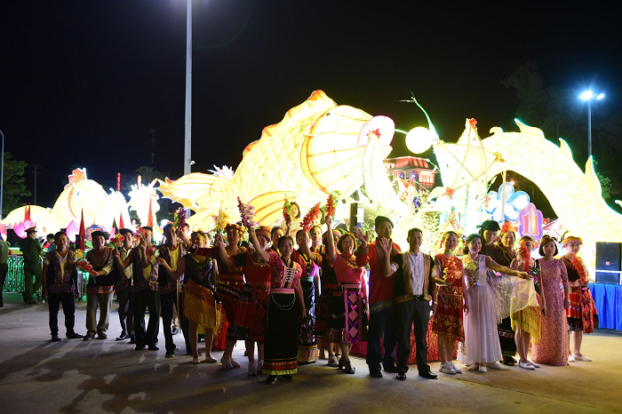 Đến với lễ hội đường phố ở đây, du khách sẽ có cảm giác người Tuyên Quang đã viết lại định nghĩa về đèn Trung thu. Bởi chỉ có mô hình đèn nào chở được vài chục đứa trẻ và người lớn ở trên mới được gọi là đèn Trung thu.