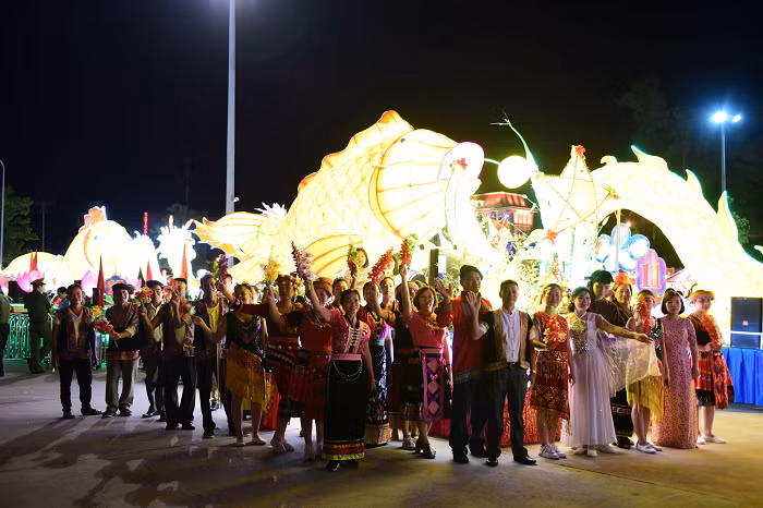 Đến với lễ hội đường phố ở đây, du khách sẽ có cảm giác người Tuyên Quang đã viết lại định nghĩa về đèn Trung thu. Bởi chỉ có mô hình đèn nào chở được vài chục đứa trẻ và người lớn ở trên mới được gọi là đèn Trung thu.